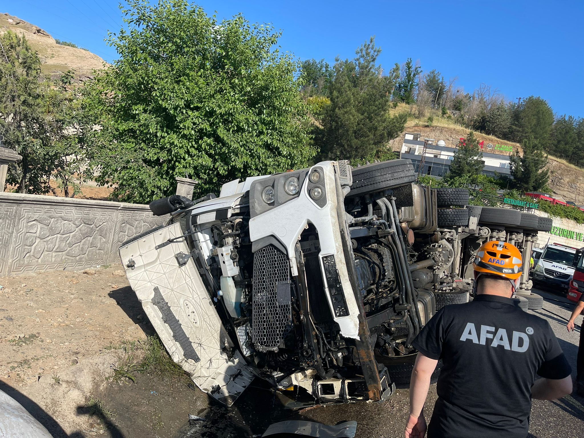 Siirt'te tır ile otomobilin çarpıştığı kazada 5 kişi yaralandı