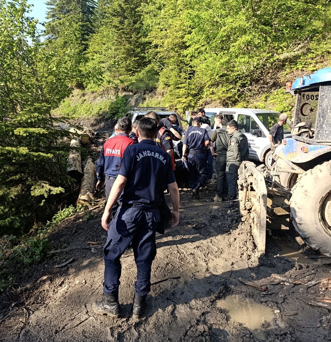 Sinop'ta uçuruma devrilen traktörün sürücüsü yaralandı