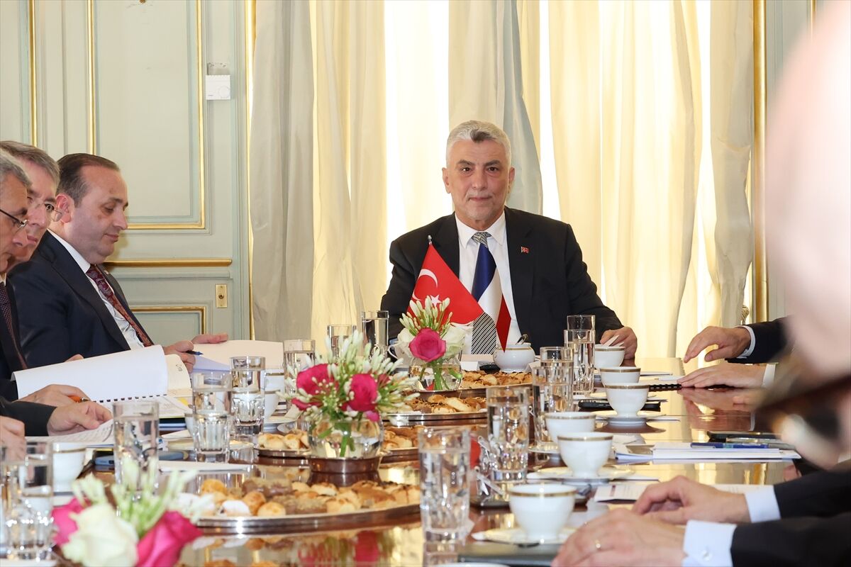 Ticaret Bakanı Bolat, Paris'te Fransız iş dünyası temsilcileriyle bir araya geldi: