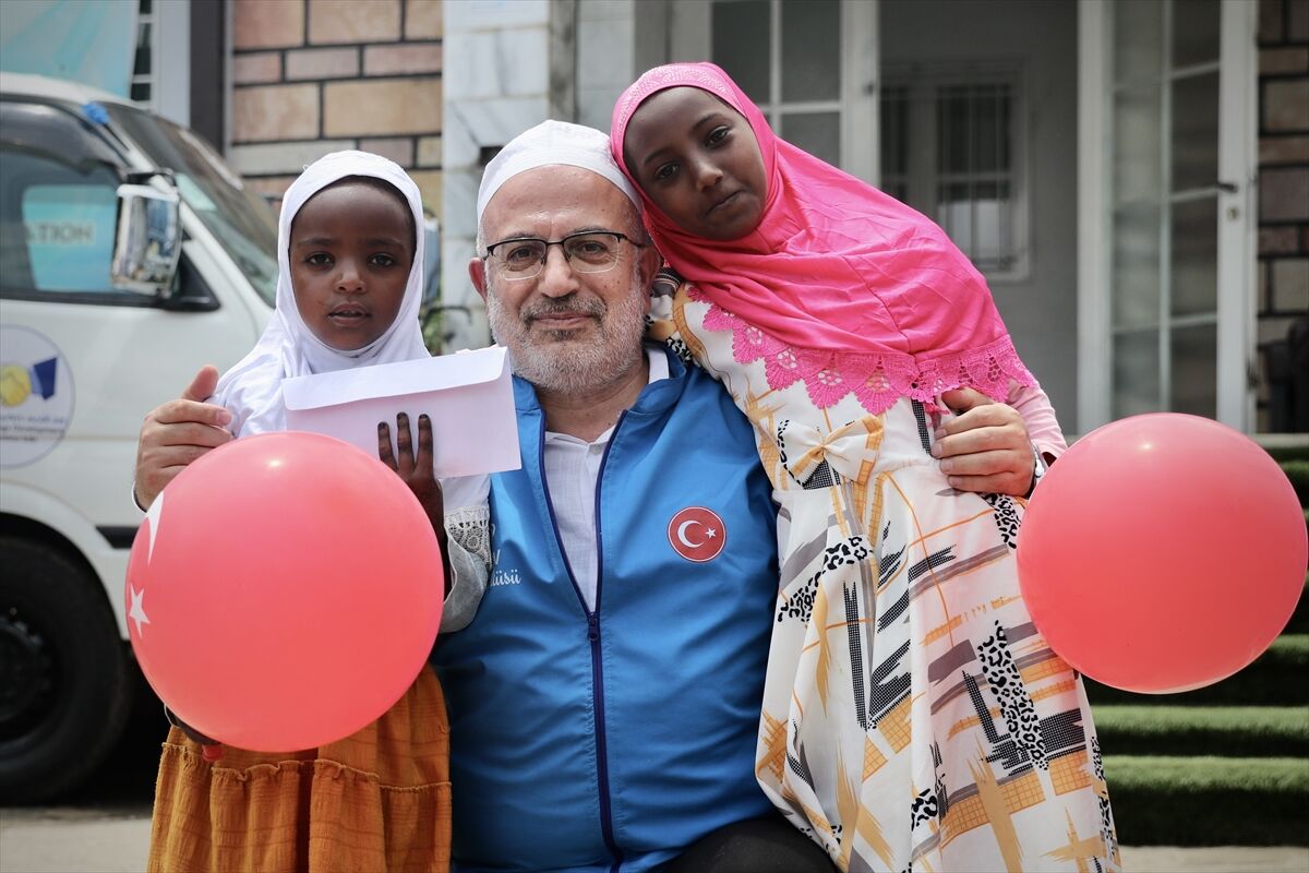 Türkiye Diyanet Vakfı gönüllüleri Etiyopya'da yetim çocuklara hediyeler dağıttı