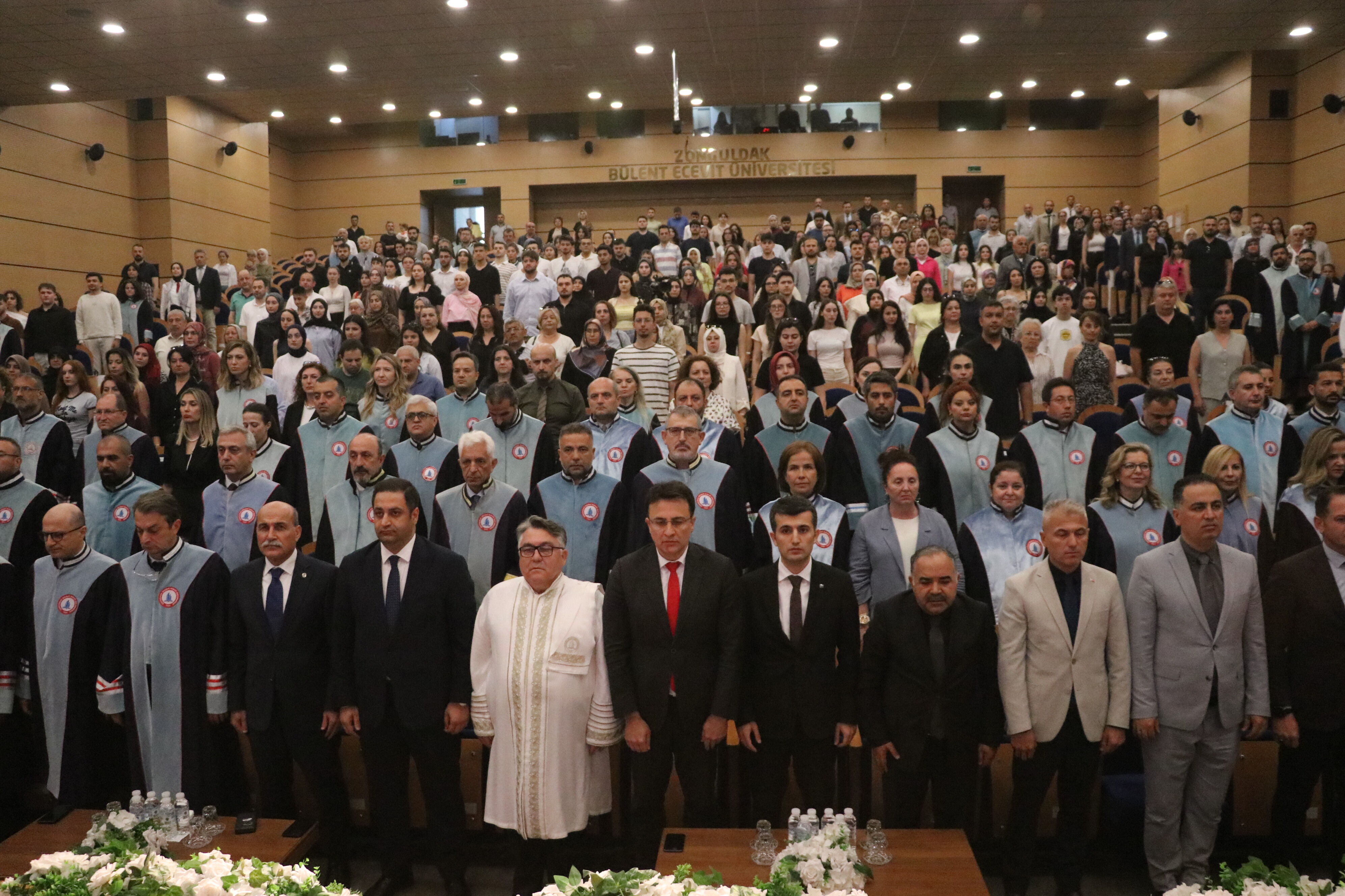 Zonguldak BEUN'de dereceye giren öğrenciler mezuniyet sevinci yaşadı