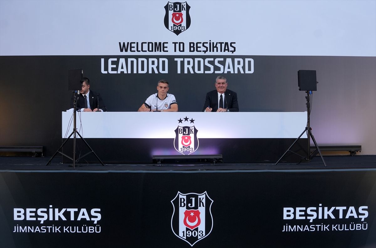 Leandro Trossard, Beşiktaş'a imzayı siyah-beyazlı taraftarların önünde attı