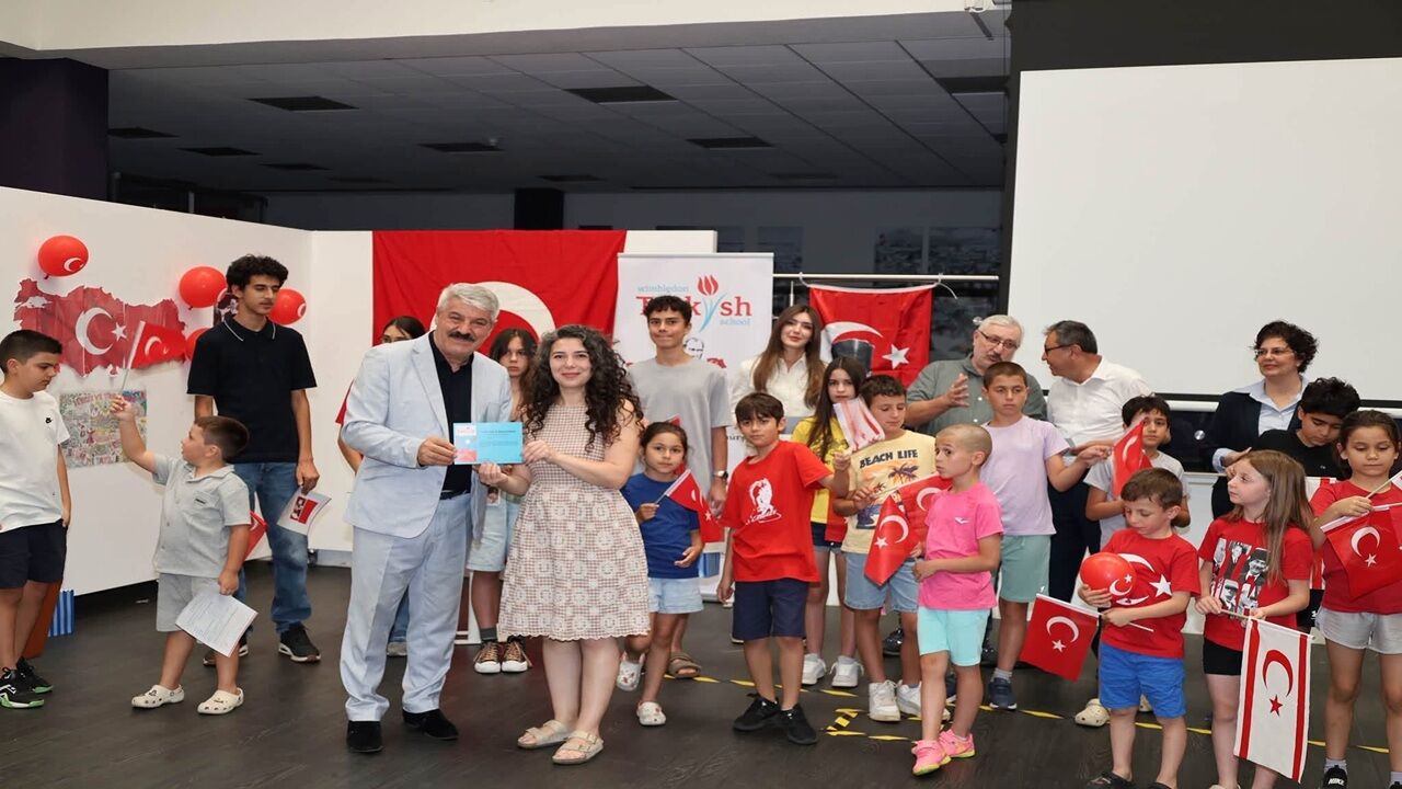 Öğrenciler yıl sonu karnelerini düzenlenen törenle aldı.