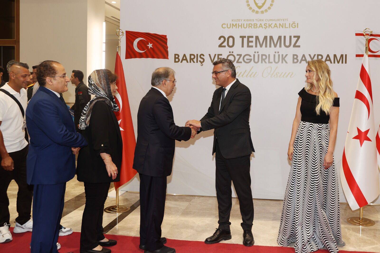 Cumhurbaşkanı Tufan Erhürman, resepsiyona katılan davetlileri karşıladı.