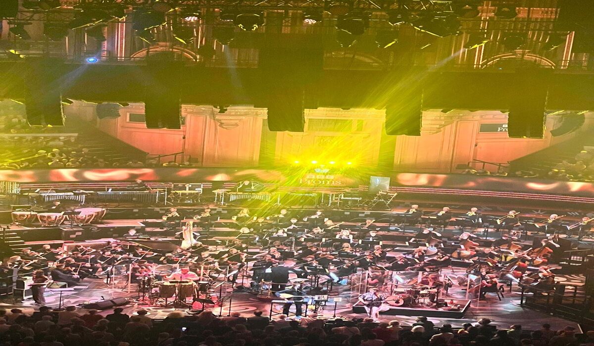 Altın Gün, Derya Yıldırım ve BBC Symphony Orchestra ile birlikte BBC Proms 2026 kapsamında Londra'daki Royal Albert Hall'da sahne aldı. 