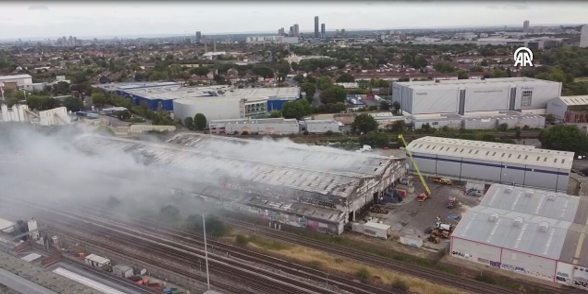 Neasden yangını havadan böyle görüntülendi