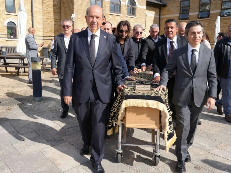 Kuzey Kıbrıs Türk Cumhuriyeti 5. Cumhurbaşkanı Ersin Tatar (solda), Türkiye’nin Londra Büyükelçisi Osman Koray Ertaş.