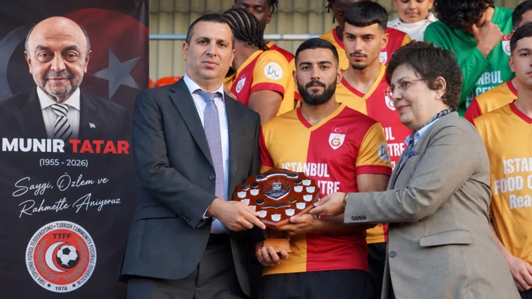 Dostluk ve vefa duygularının ön plana çıktığı karşılaşmayı Galatasaray Londra 5-2 kazanarak Münir Tatar Anı Plaketinin sahibi oldu.