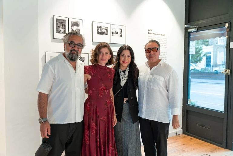 Mustafa Seven’ın İstanbul sokaklarında 30 yıl boyunca çektiği fotoğraflardan oluşan “NASİP” sergisi, Londra’daki Versus Arts Gallery’de sanatseverlerle buluştu.