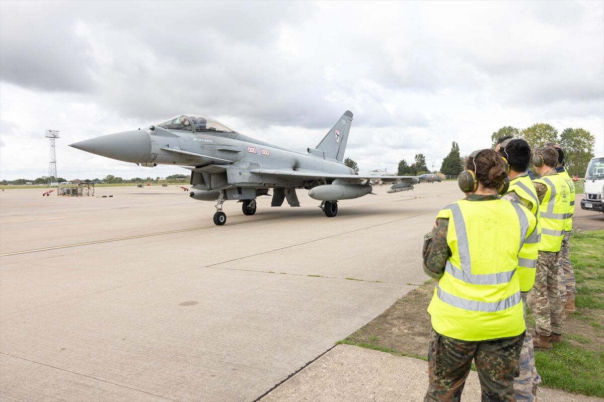 MSB heyeti, Eurofighter Typhoon tedarik projesi kapsamında İngiltere’deki Coningsby Hava Üssü’nde uçak bakım tesislerini inceledi.