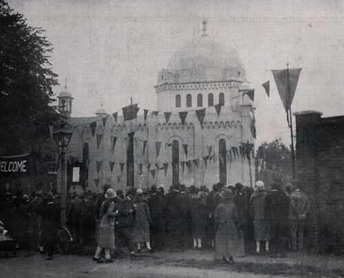 Cami, 2 Ekim 1926’da yaklaşık 600 davetlinin katıldığı törenle açıldı.