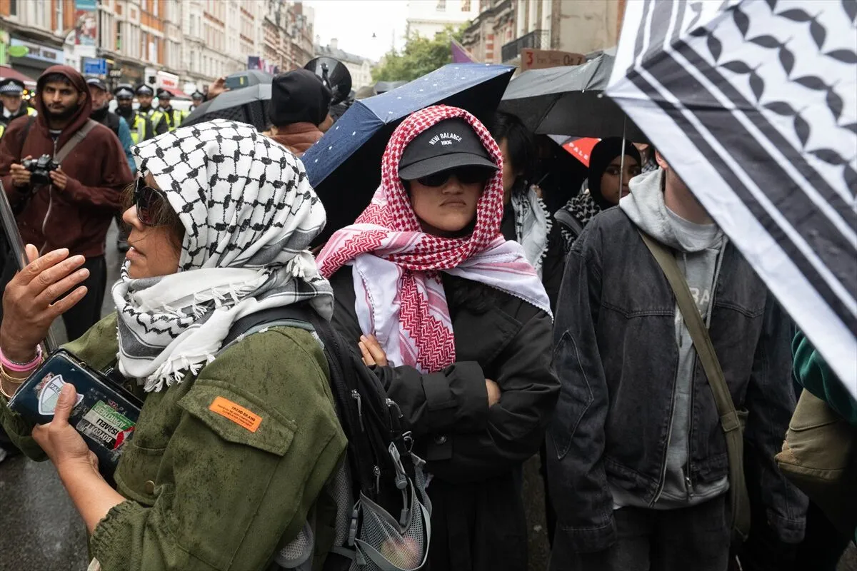 Metropolitan Police, öğrenci yürüyüşü sırasında protesto koşullarını ihlal ettiği gerekçesiyle beş kişinin gözaltına alındığını açıkladı.