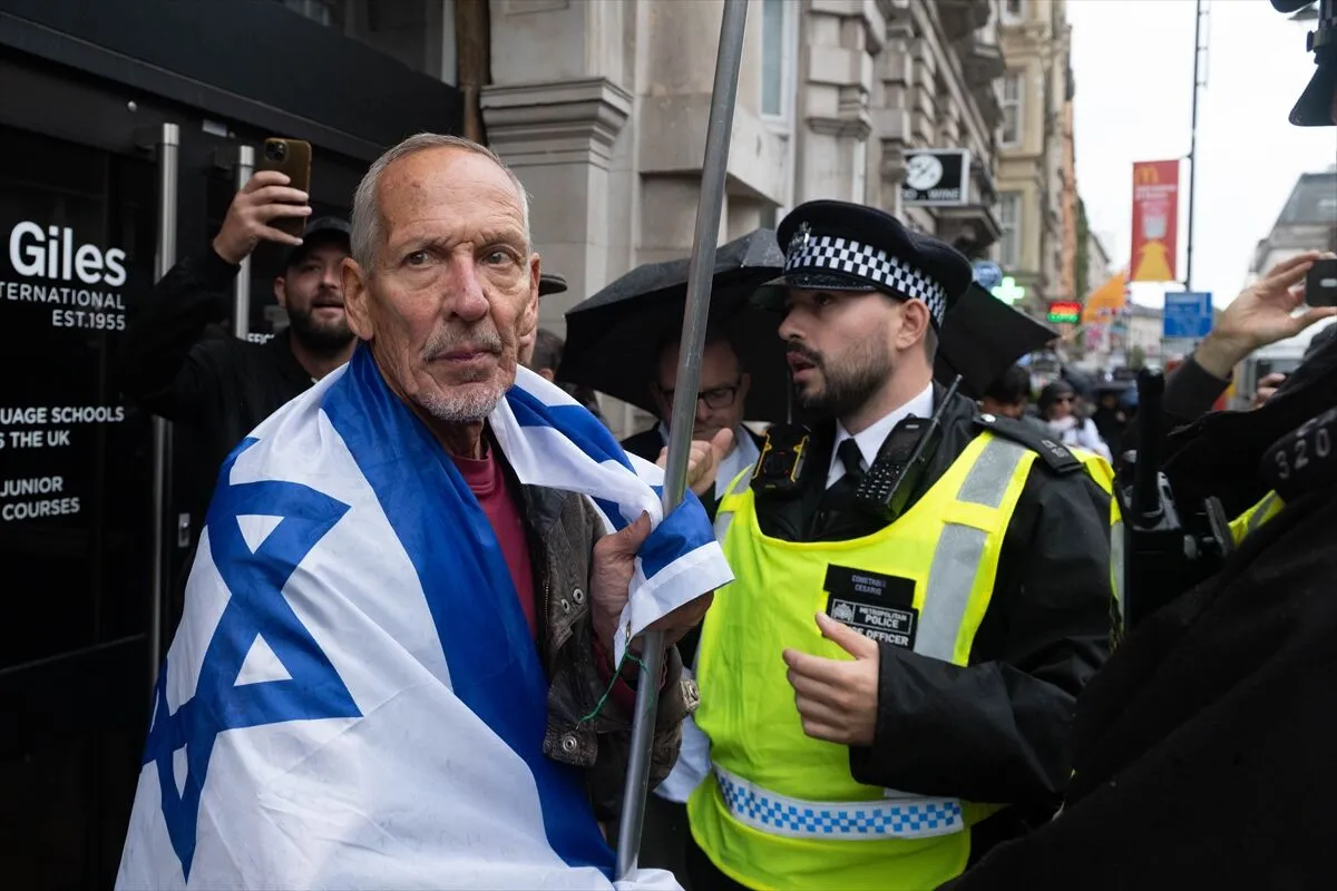Russell Square’e gelen öğrenciler burada İsrail bayrakları taşıyan karşı göstericilerle karşılaştı