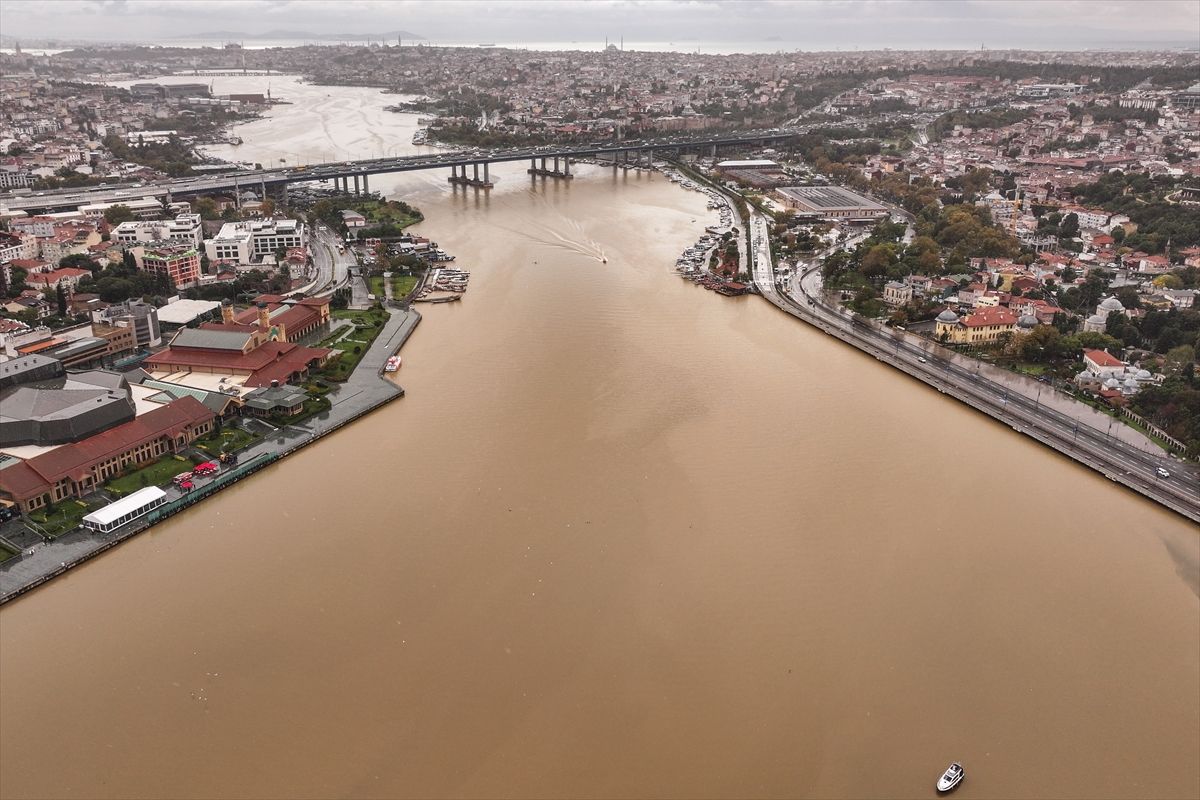 Sağanak sonrası Boğaz ve Haliç’te sular kahverengiye döndü; görüntüler Thames’i hatırlattı.