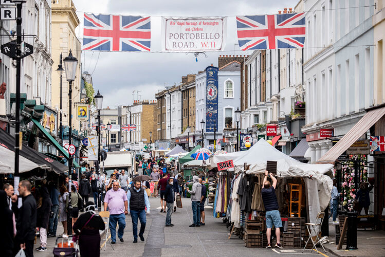Portobello Road Market, antikalar, eski plaklar, koleksiyon parçaları ve vintage kıyafetler arayanlar için oldukça geniş bir seçenek sunuyor.