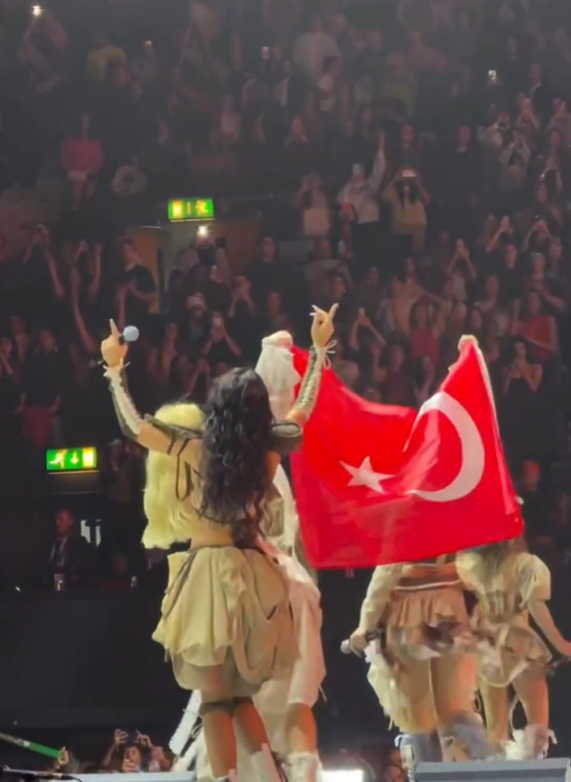 Manifest, Londra’daki OVO Arena Wembley’de verdiği ilk İngiltere konserinde sahnede Türk bayrağı açtı.