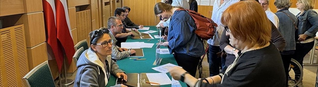 Polonya seçimi ideolojik referandum niteliğinde